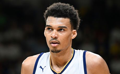 Wembanyama exits twice as rib injury threatens 2 big awards