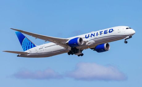 United Airlines passenger attacks crew and rushes cockpit