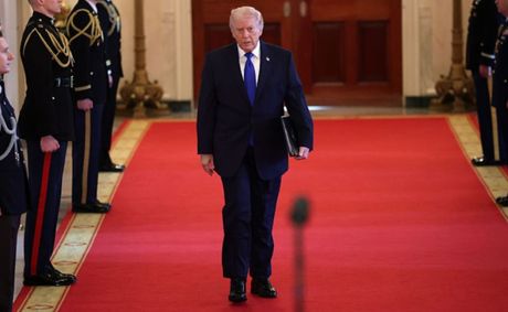 ‘Something Money Can’t Fix’: Trump’s Swollen, Discolored Hands Raises Health Concerns Days After Video Shows Him Slumping and Struggling to Walk