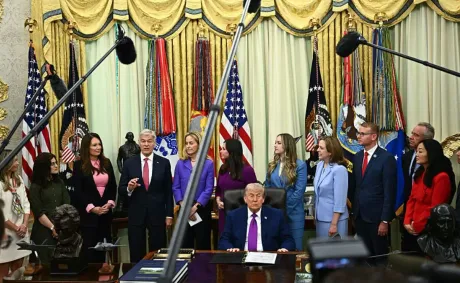 ‘Trump’s Face Drooping’: Trump’s Mid-Briefing Struggle Sparks Frenzy After Nobody Around Him Stepped In to Help