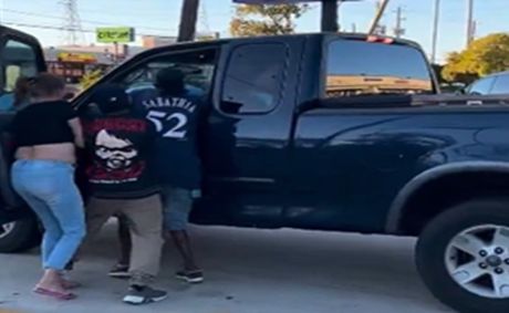 Bystanders pull man from truck after alleged assault on girlfriend in Houston