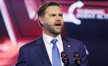 ‘Wants to be Trump’: JD Vance Tries to Steal Trump’s Spotlight — But His Big Moment Backfires When Viewers Catch the Awkward Detail He Somehow Missed