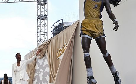 Lisa Leslie Statue unveiled outside Crypto.com Arena