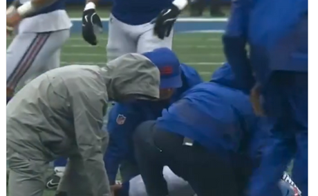 Is Brian Burns OK? Giants star suffers scary knee injury