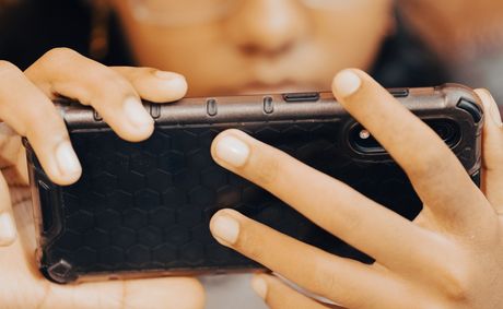 UCSF study ties early phones to alarming eating disorder signs