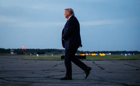 Trump Walks Right Past The Beast’s Open Door Toward an Empty Field Before Secret Service Steps In, Sending Viewers Into a Frenzy