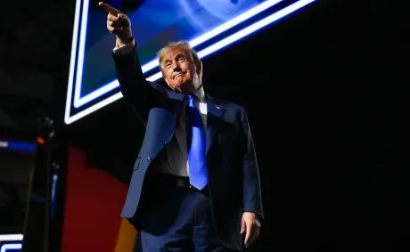 ‘I Shouldn’t Say That’: Trump Dangles Cash, Then His Mar-a-Lago Joke Leaves MAGA Silent