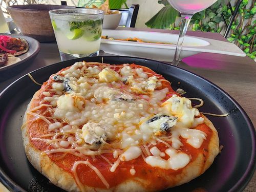 Pizza de Quesos.jpg