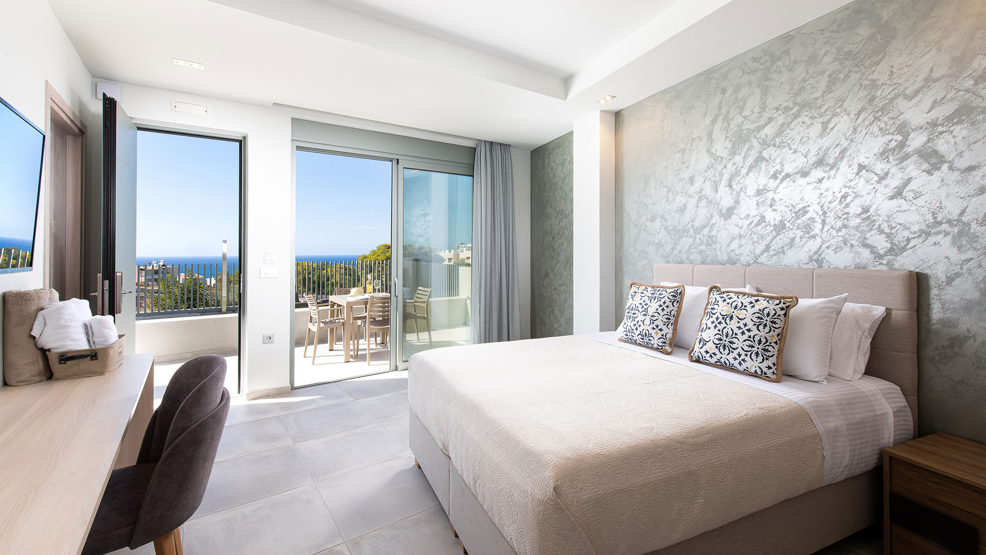 Bedroom with balcony and sea view