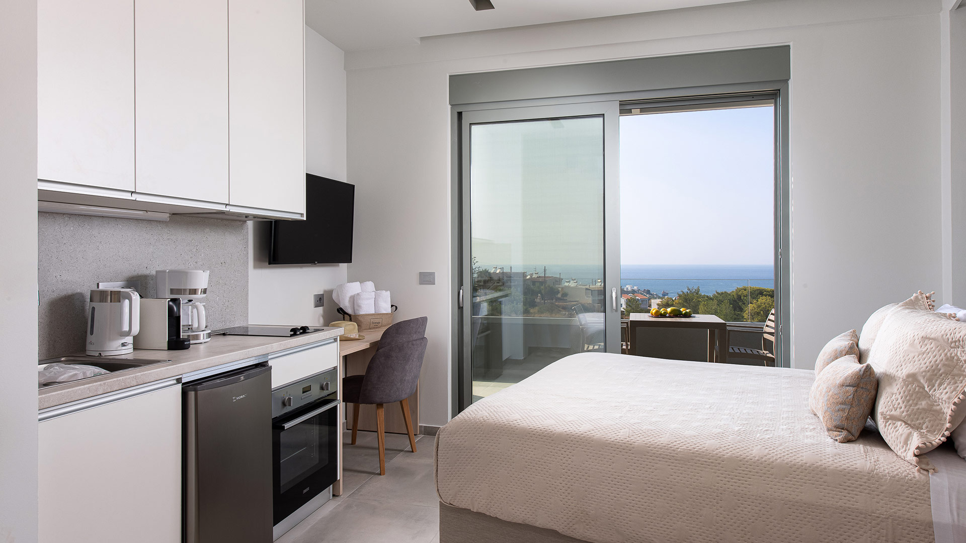 Room with double bed, kitchen and sea view balcony