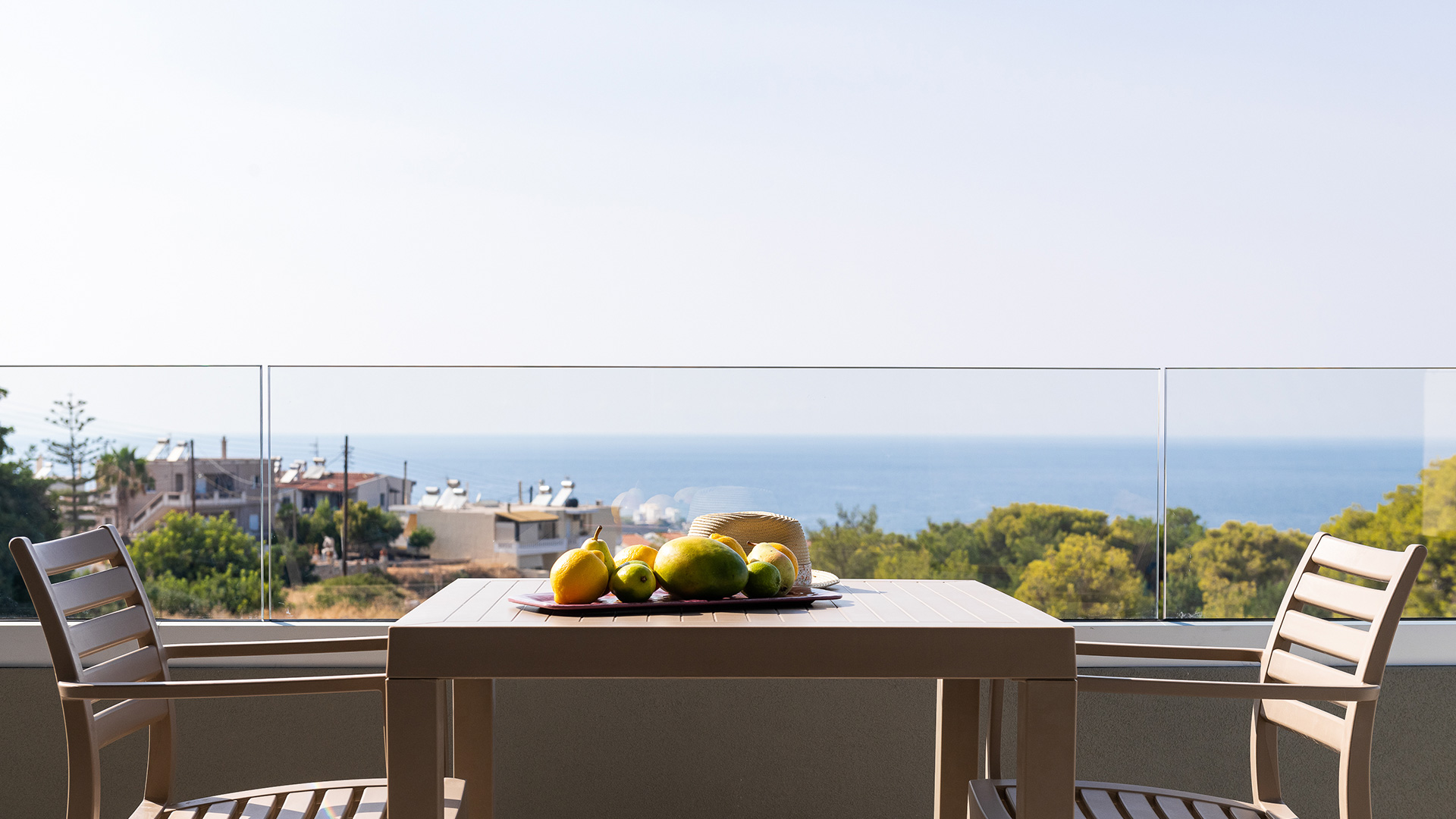 Φρούτα πάνω στο τραπέζι του μπαλκονιού με θέα στη θάλασσα