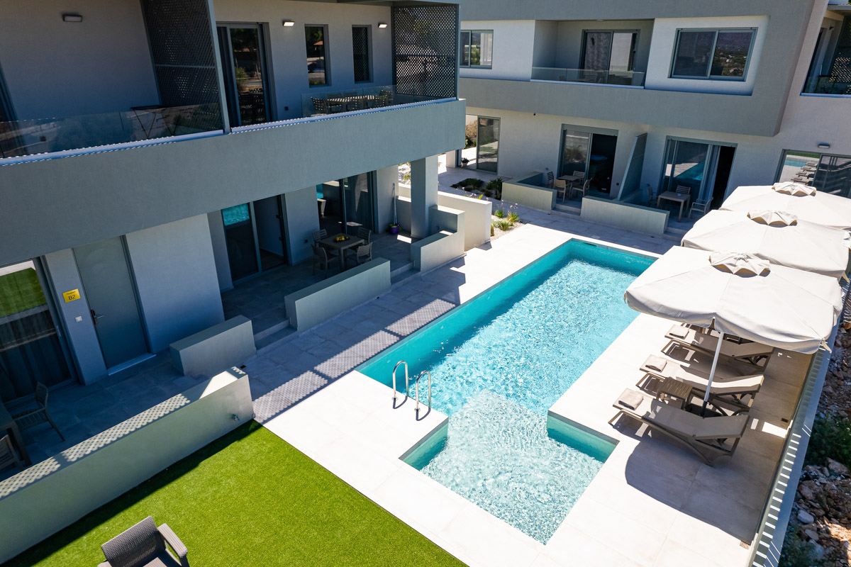 Panoramic photo of the pool and the accommodation