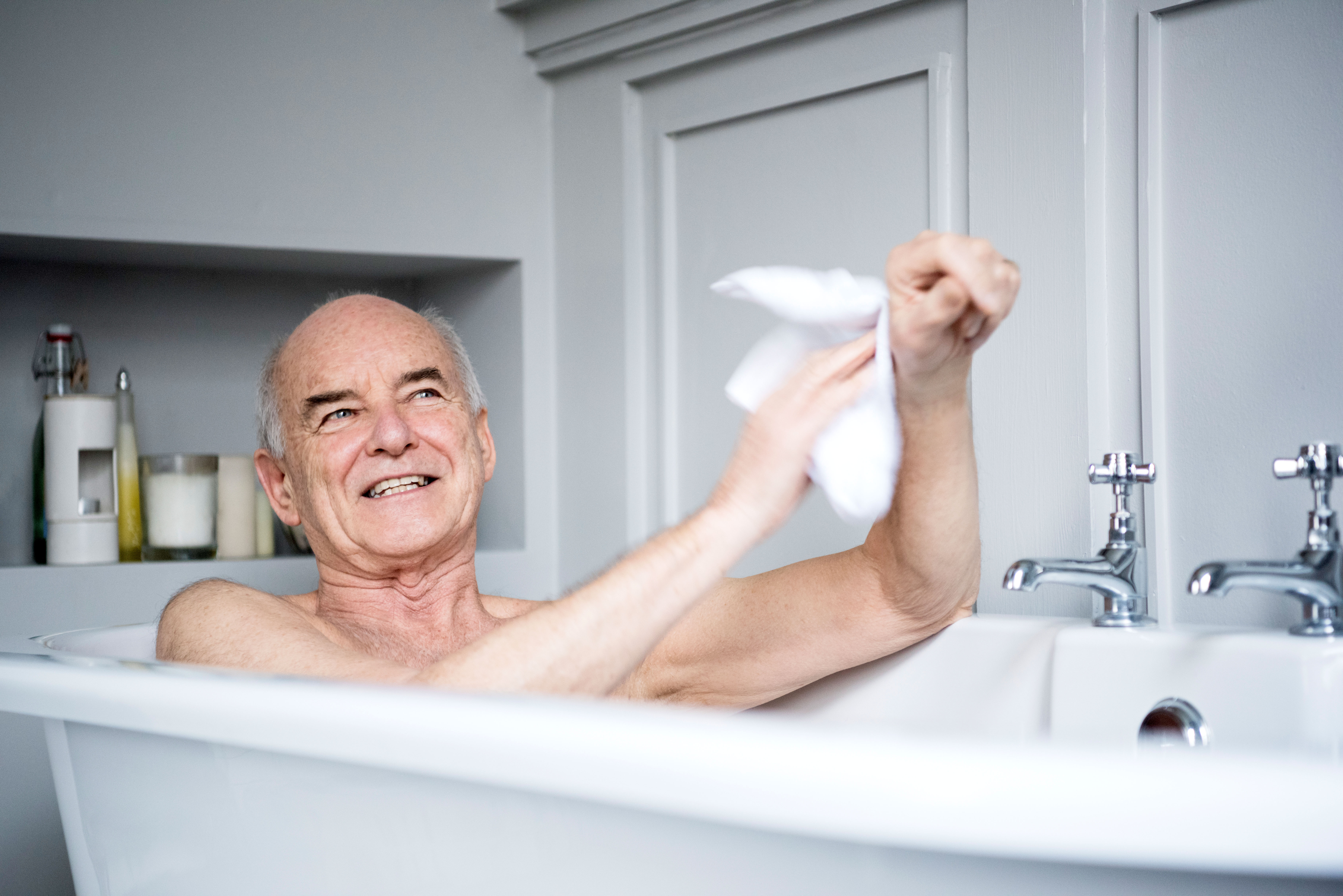 Мужчина принимает ванну. Пожилые фотосессия в ванной. Ванна для пожилых. Пожилые мужчины моются. Ванна в пожилом возрасте.