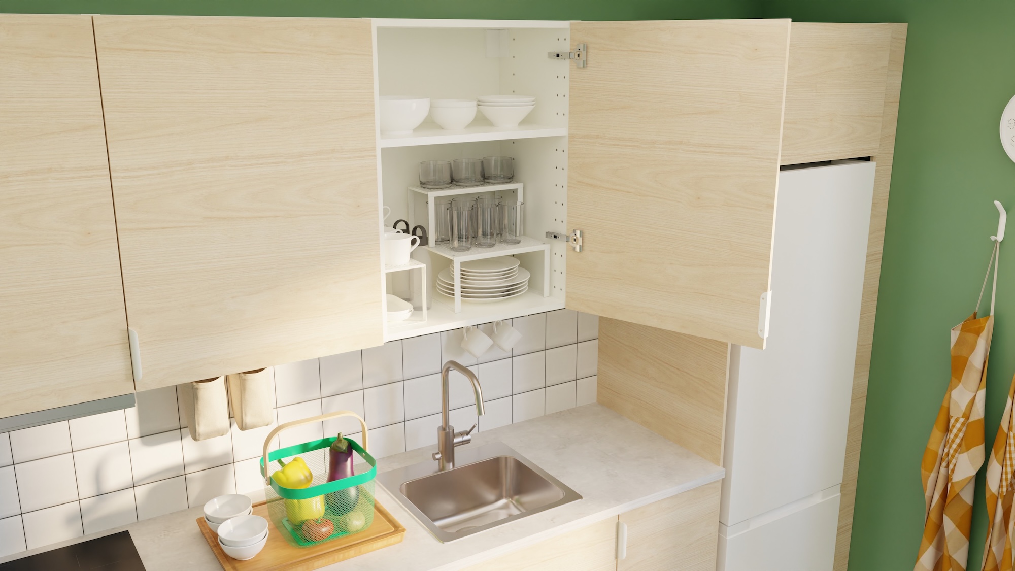 Cucina METOD con frontali effetto frassino chiaro e piano di lavoro grigio chiaro effetto cemento/laminato, con elettrodomestici. La cucina è mostrata da 3 diverse angolazioni, con esempi su come organizzare gli spazi.