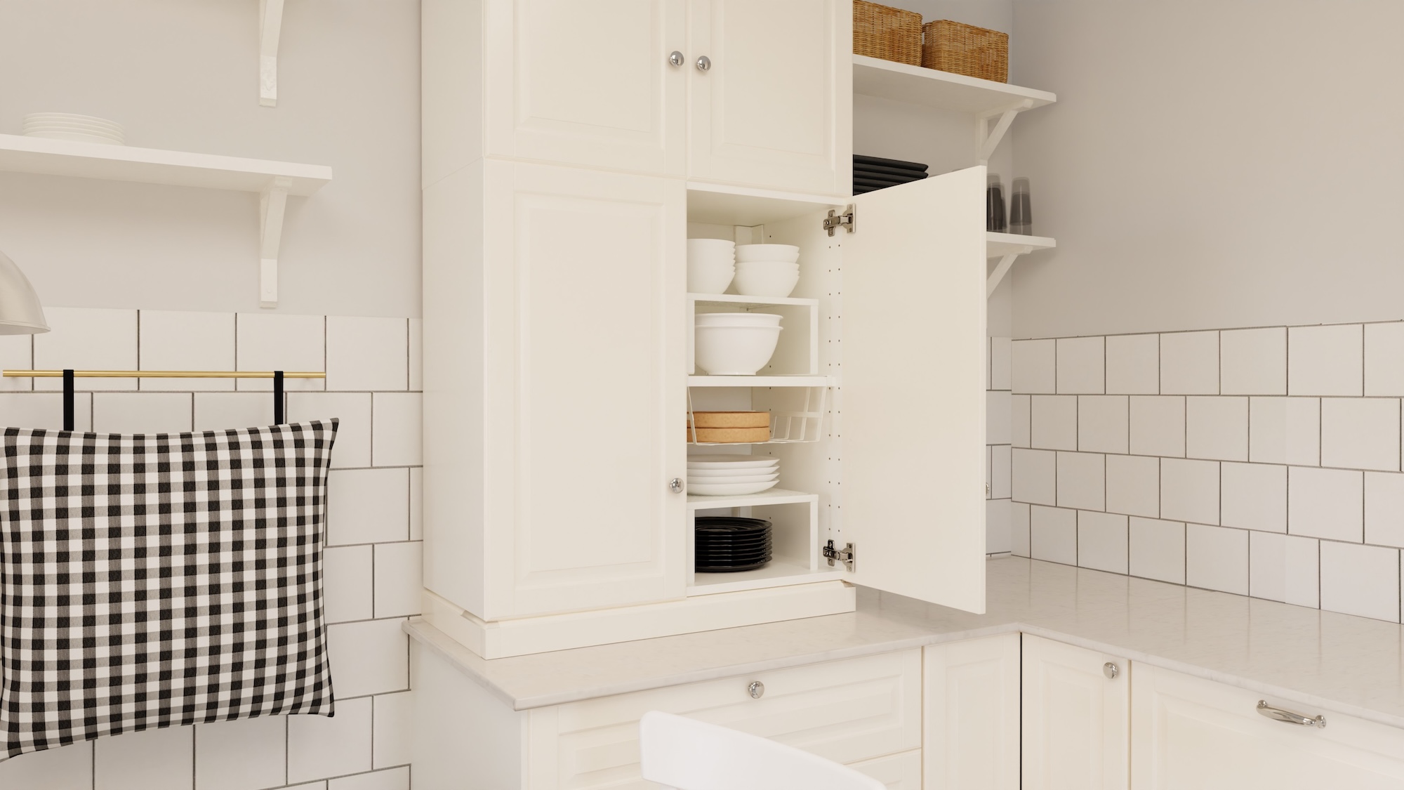 Cuisine METOD avec façades blanc cassé, plan de travail blanc marbré/stratifié et électroménagers inclus, présentée sous trois angles différents avec des exemples d’utilisation des rangements de la cuisine.