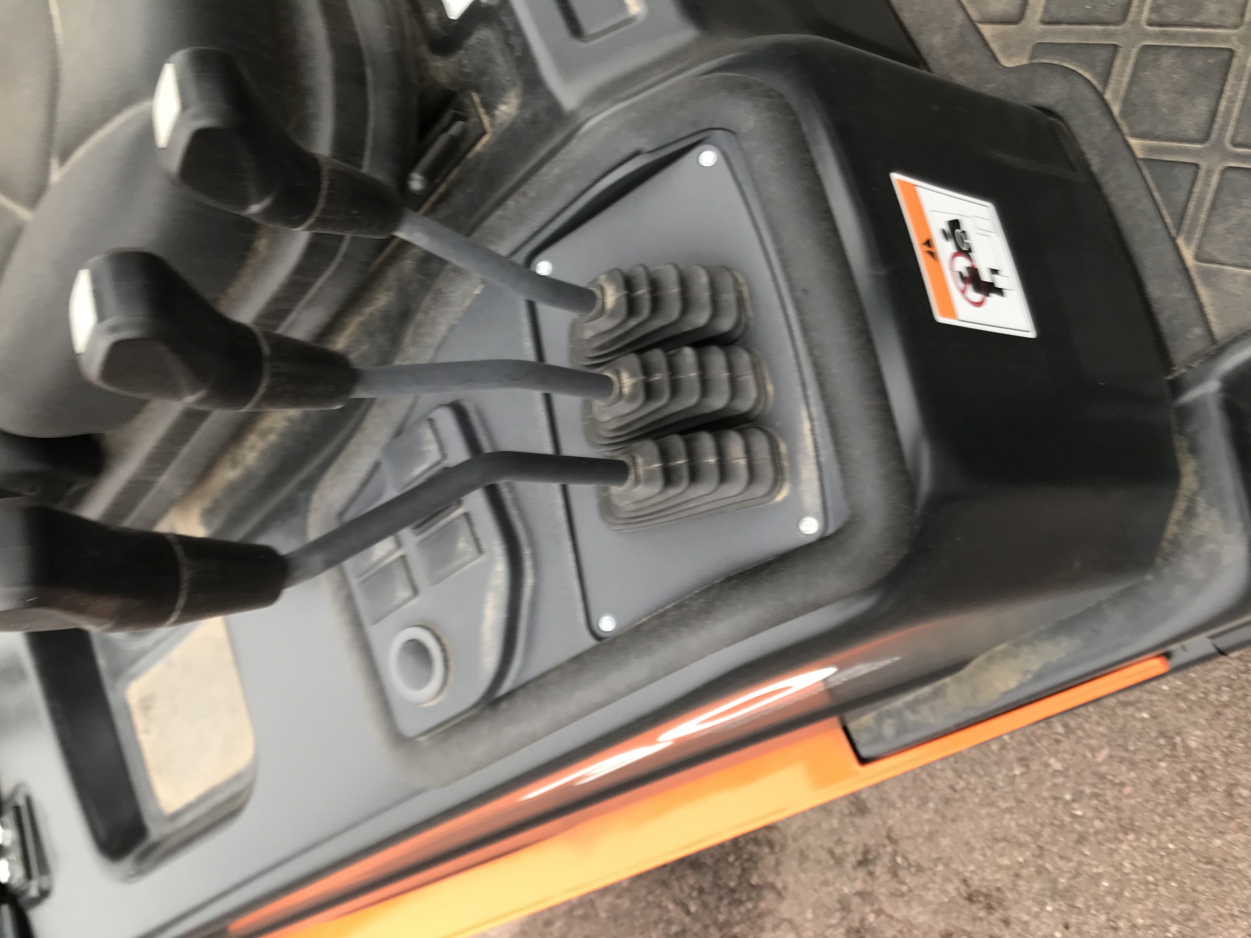 Primary display photo for DOOSAN G30N-7 IC Pneumatic Tire