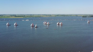 Lucht video van de laatste wedstrijd Skutsjessilen op het Sneekermeer in Friesland