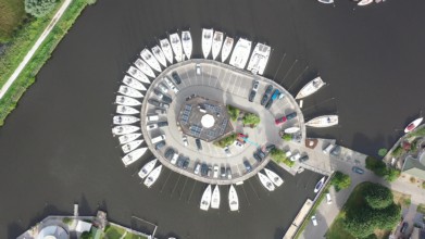 Luchtvideo van zeilboten in de haven in Friesland Nederland