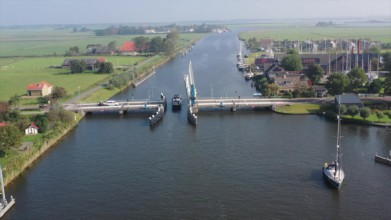 Luchtvideo van zeilboten bij Warns in Friesland in Nederland
