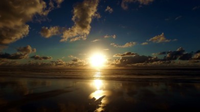 luchtvideo van een mooie zonsondergang bij Katwijk aan Zee in Nederland