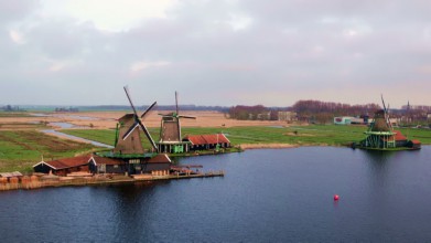 Luchtvideo van de Zaanse Schans in Noord Holland Nederland