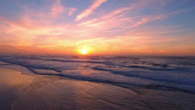 luchtvideo van een mooie zonsondergang bij Katwijk aan Zee in Nederland