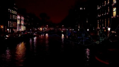 Amsterdam in kerstsfeer in Nederland bij avond