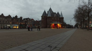 De Waag gebouw op de Nieuwmarkt in Amsterdam Nederland bij nacht