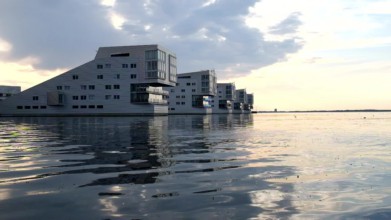 Moderne appartementen aan het water in Huizen Nederland bij zonsondergang