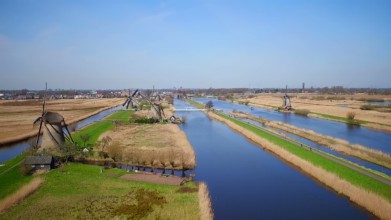 Luchtvideo van de molens bij Kinderdijk in Nederland