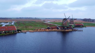 Luchtvideo van de Zaanse Schans in Noord Holland Nederland