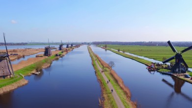 Luchtvideo van de molens bij Kinderdijk in Nederland