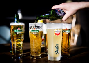 AMSTERDAM - Gasten drinken bier op een terras. ANP RAMON VAN FLYMEN