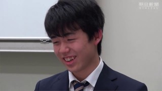 師匠「後手が十分？」に藤井聡太「くくっ」～師弟が名人との対局振り返り～【アーカイブ・第11回朝日杯将棋オープン戦（2018年1月）】 - YouTube