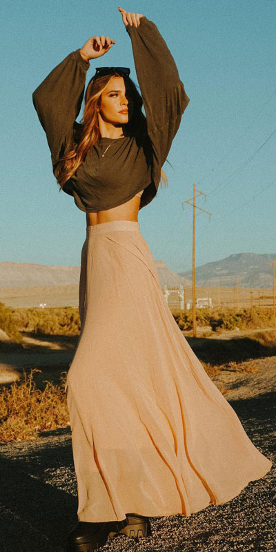 Chiffon maxi skirt in light tan with 23 Summer Vacation Outfits To Make Your Next Trip Stylish