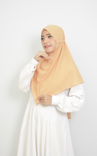 Instant Hijab Vervessa's Nissa Khimar Tali Hijab Instan Syari Creamy