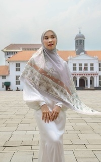 Hijab Motif Romansa Batavia x Nasariastri Scarft