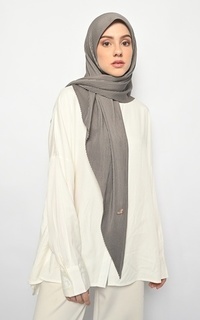 Hijab Instan Suria Segitiga Instan Pleats Dark Grey