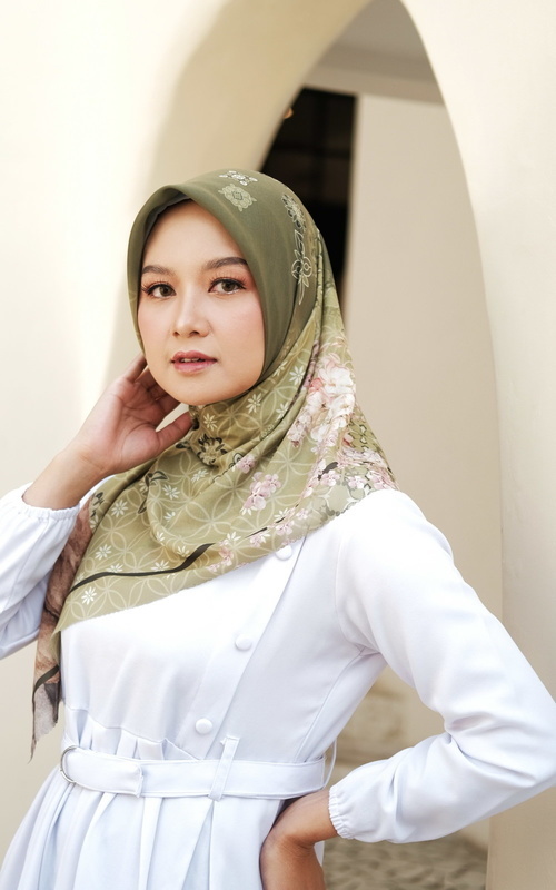 Jual Hijab Motif Buttonscarves The Granada Voile Square - White
