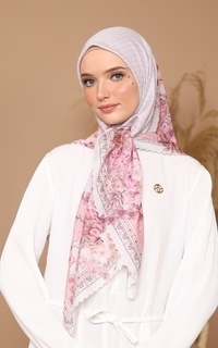 Hijab Motif WIJAYA KUSUMA SERIES BROKEN WHITE