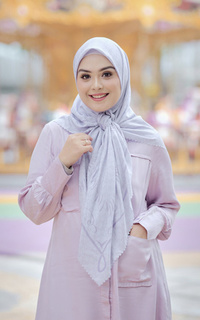 Hijab Motif Frozzgram Iris Scarf