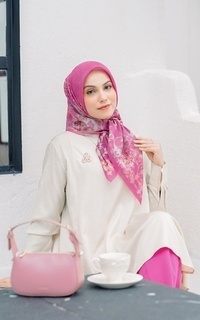 Hijab Motif Halina - Hot Pink (Voal Square)