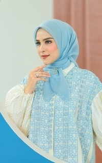 Hijab Polos Kelly Square in Skyride