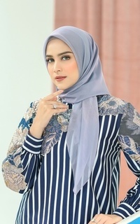 Hijab Polos Kelly Square in Silver Bullet