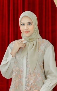 Hijab Polos Kelly Square in Sandshell