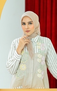 Hijab Polos Kelly Square in Rose Cloud