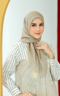 Hijab Polos Kelly Square in Humus