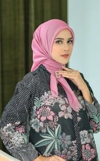 Hijab Polos Kelly Square in Foxglove