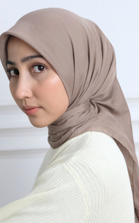 Plain Scarf Alunicorn - Sara Ultrafine - Hijab Wanita - Warm Grey