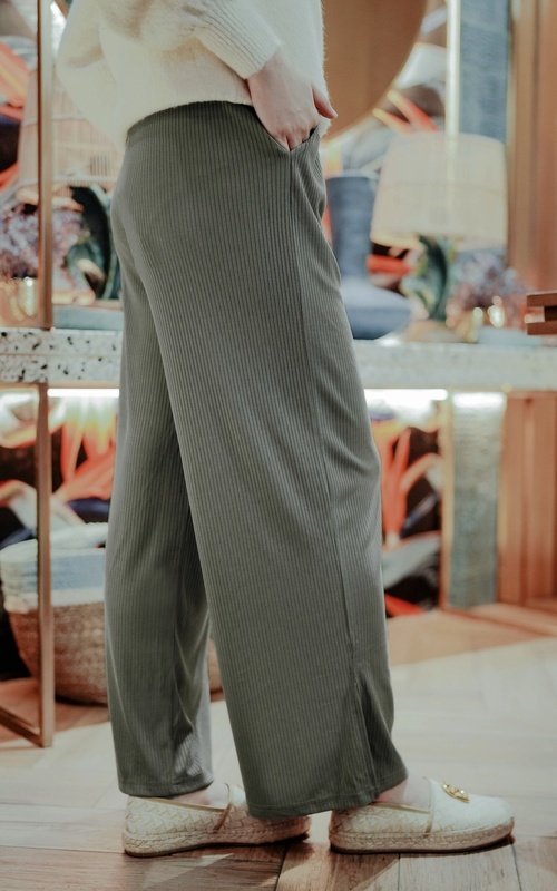 Shop Benang Jarum Knit Pants - Grey Pants | HIJUP